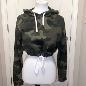Cropped camo sweatshirt